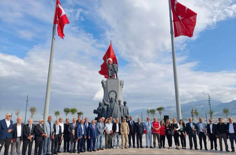 19 Ekim Muhtarlar Günü dolayısıyla İskenderun’da düzenlenen törende, Atatürk Anıtı’na