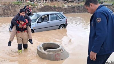 Antakya ilçesi Karaksı yolu üzerinde etkili olan yoğun yağış nedeniyle