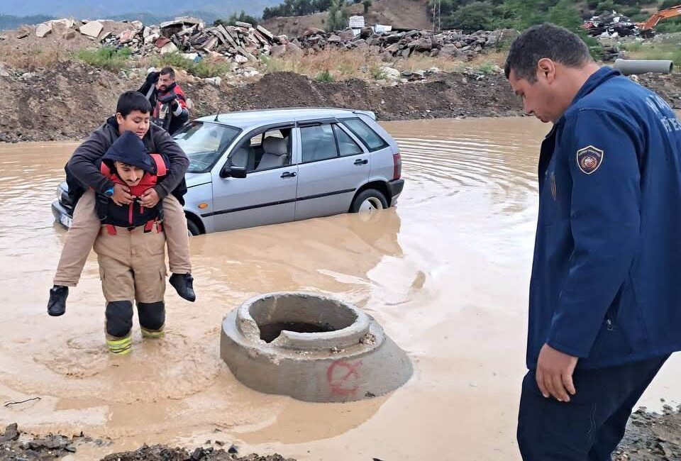 Antakya ilçesi Karaksı yolu üzerinde etkili olan yoğun yağış nedeniyle